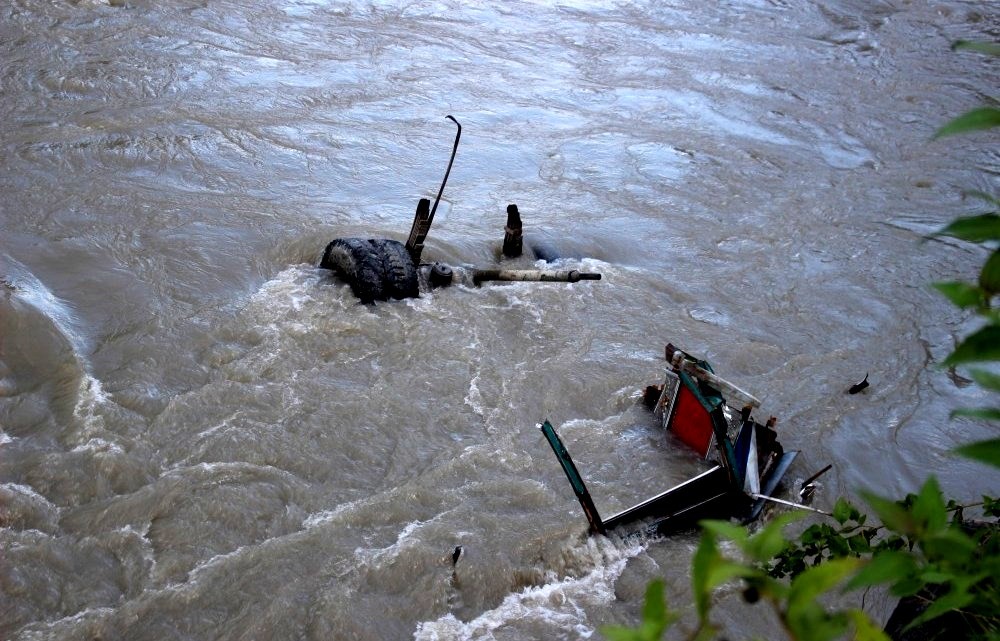 त्रिशूलीमा ट्रक खस्दा सहचालक बेपत्ता