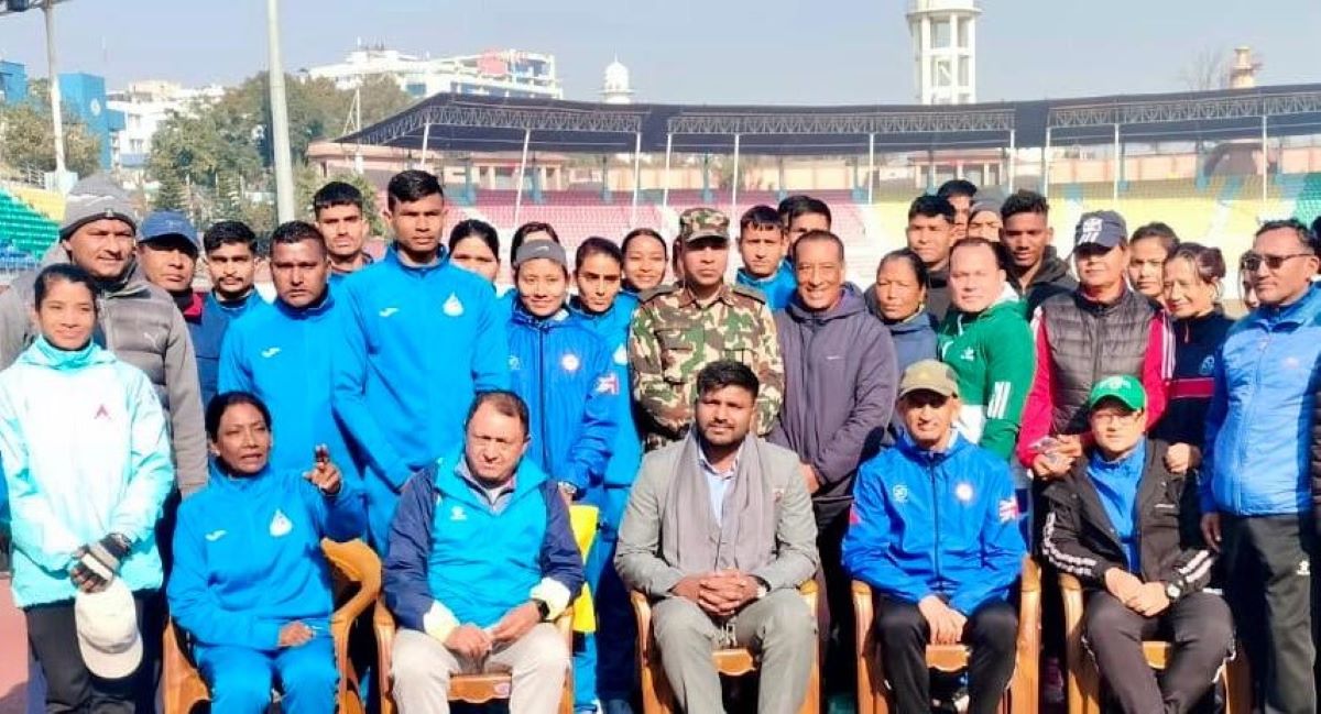 एथलेटिक्स खेलाडीलाई खेल सामग्री वितरण