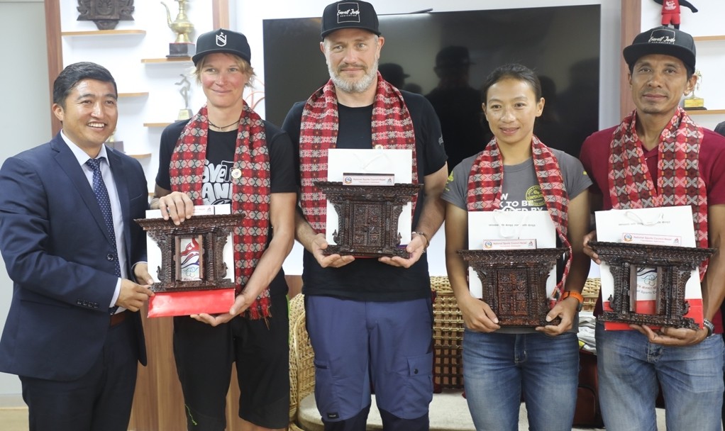 सगरमाथा आरोहण गर्न सफल ओलम्पियन खेलाडी डा.सब्रिना र सदस्य सचिव घिसिङबीच भेट