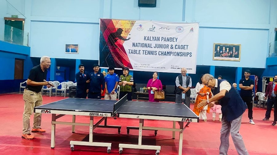 एलेनलाई क्याडेट ब्वाइजको उपाधि