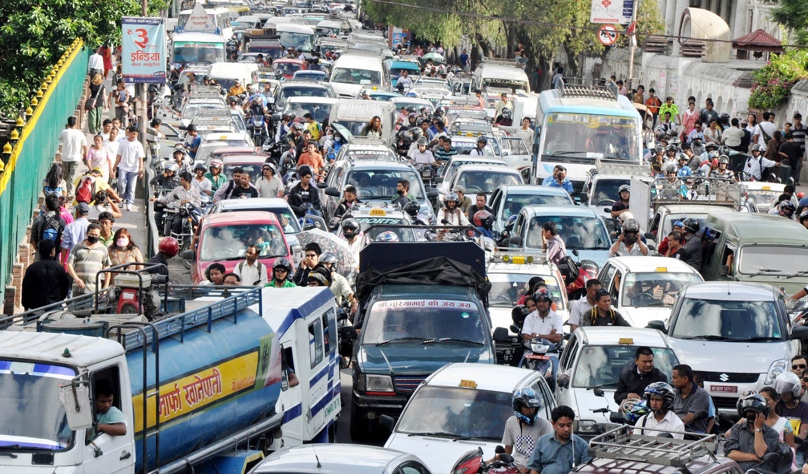 वर्षा र जुलुसले ट्राफिक जाम अत्यधिक, व्यवस्थापनमा समस्या