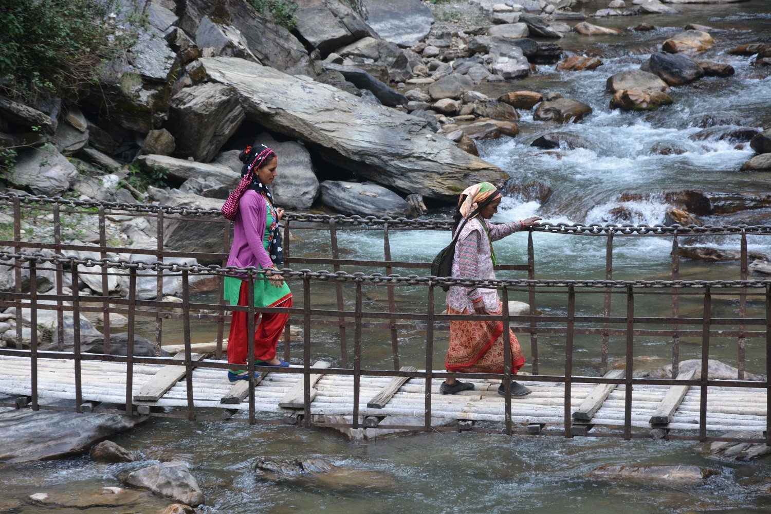 जीर्ण पुलमा जोखिमपूर्ण यात्रा