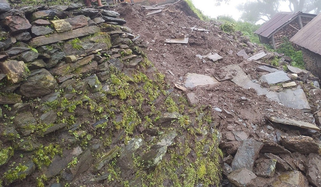 अविरल वर्षासँगै विभिन्न स्थानमा बाढी पहिरो, पुरिएर गर्भवतीको मृत्यु