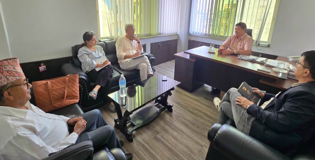 पूर्व मन्त्री जीवनराम श्रेष्ठद्वारा पाथ र हेल्थ कन्सर्नका प्रतिनिधिसँग छलफल